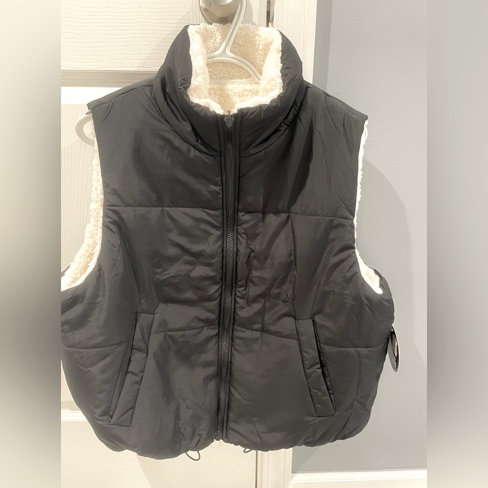 Black and white vest. Reversible. Size xl